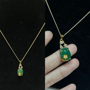 Collana a sospensione ovale in giada verde opulenta con accenti di zircone bianco, oro-Ambientazione placcata, donne eleganti\\gioielli